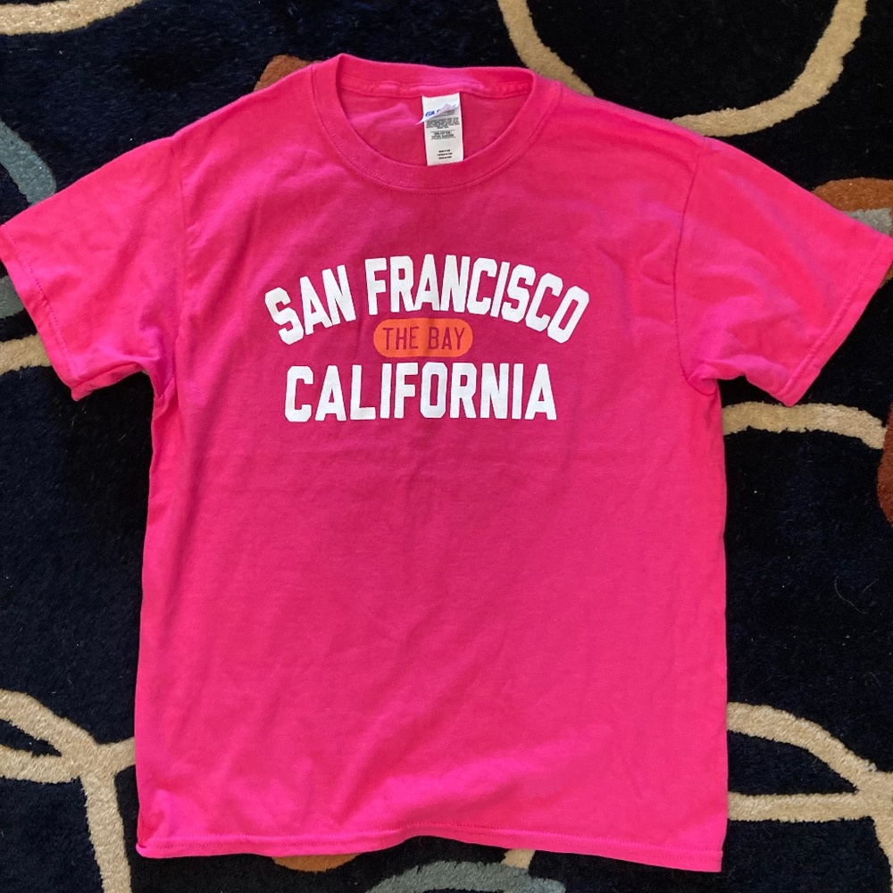 NWT Gildan Fusia/Magenta San Francisco Logo T-Shirt Cotton 100% Size XS